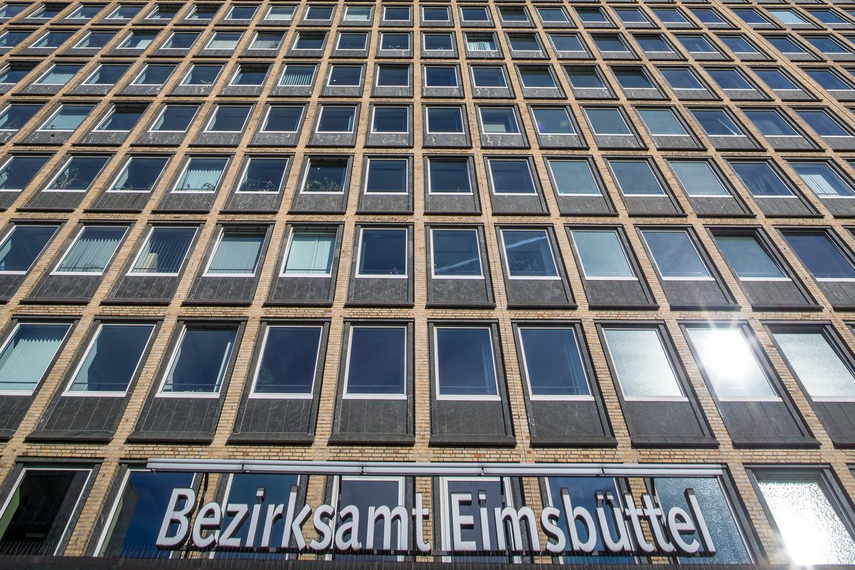 Fassade mit dem Schriftzug Bezirksamt Eimsbüttel