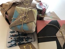 Weihnachtsgeschenke eingepackt in selbstgebastelte Geschenkpapiere.