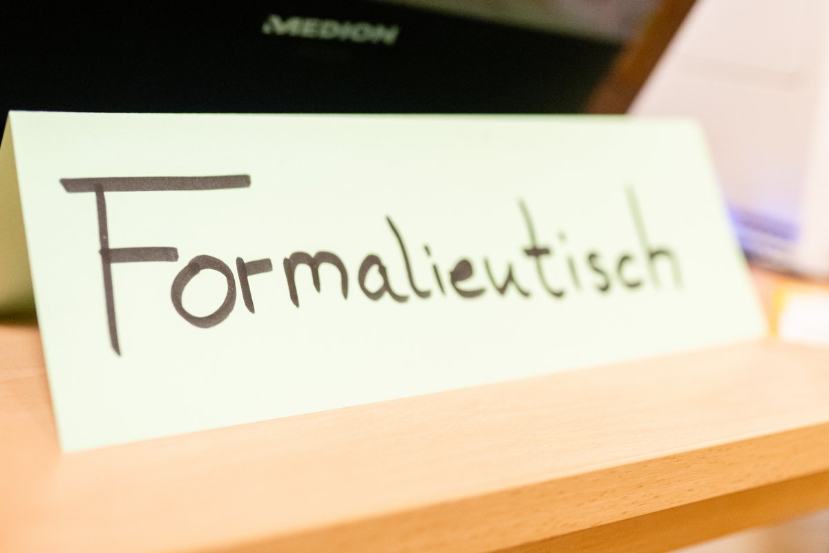 Papierschild auf einem Tisch "Formalientisch"